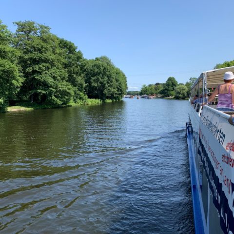 Auf dem Oberdeck die Landschaften an sich vorbeiziehen lassen